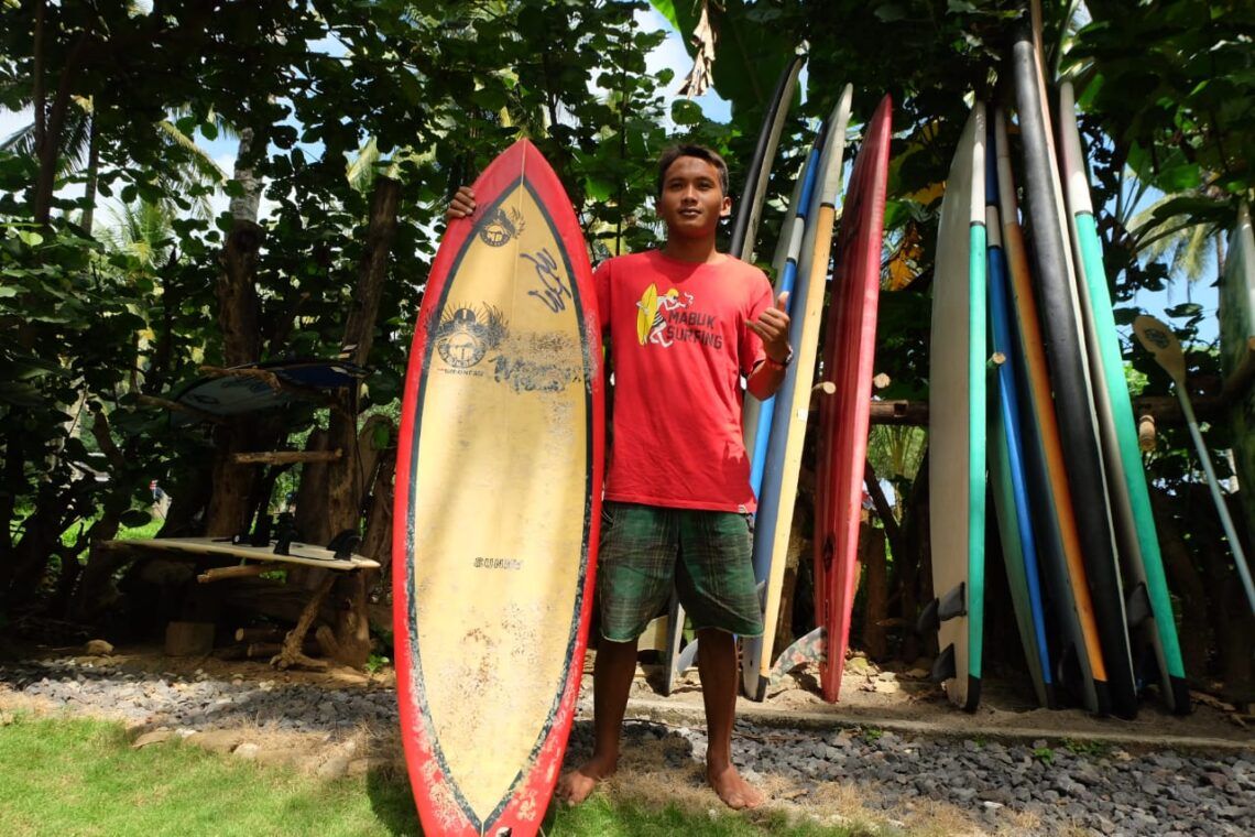 Kisah Joni, Terselamatkan dari Jurang Narkoba Berkat Surfing 1 Adilan Joni, surfer asal Desa Purwodadi, Tirtoyudo, Malang. (Foto: Rizal Adhi)