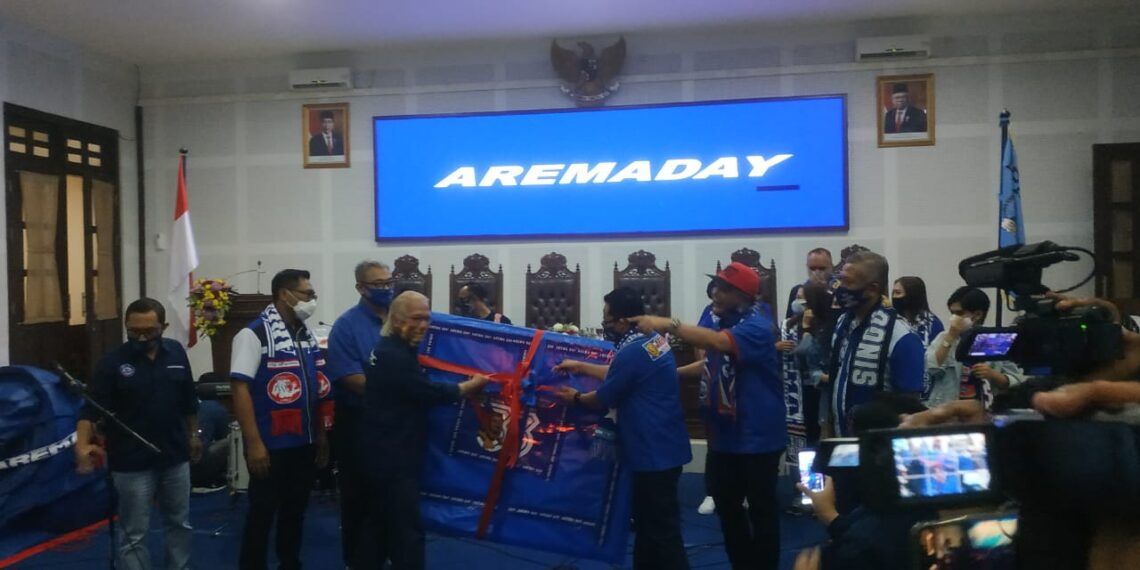 Penyerahan kado spesial DPRD Kota Malang untuk Arema FC berupa 11 thermogun, 8 hand sanitizer dan 1.987 masker. (Foto: Ulul Azmy)