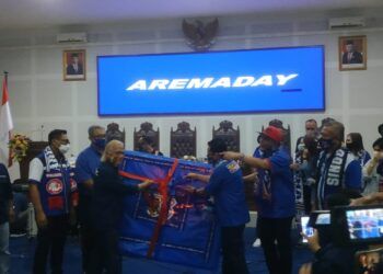 Kado Spesial untuk Arema FC, 11 Thermogun, 8 Hand Sanitizer, dan 1.987 Masker