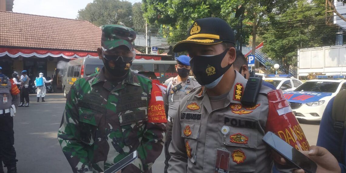 polisi terkait pencium jenazah