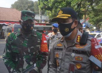 polisi terkait pencium jenazah