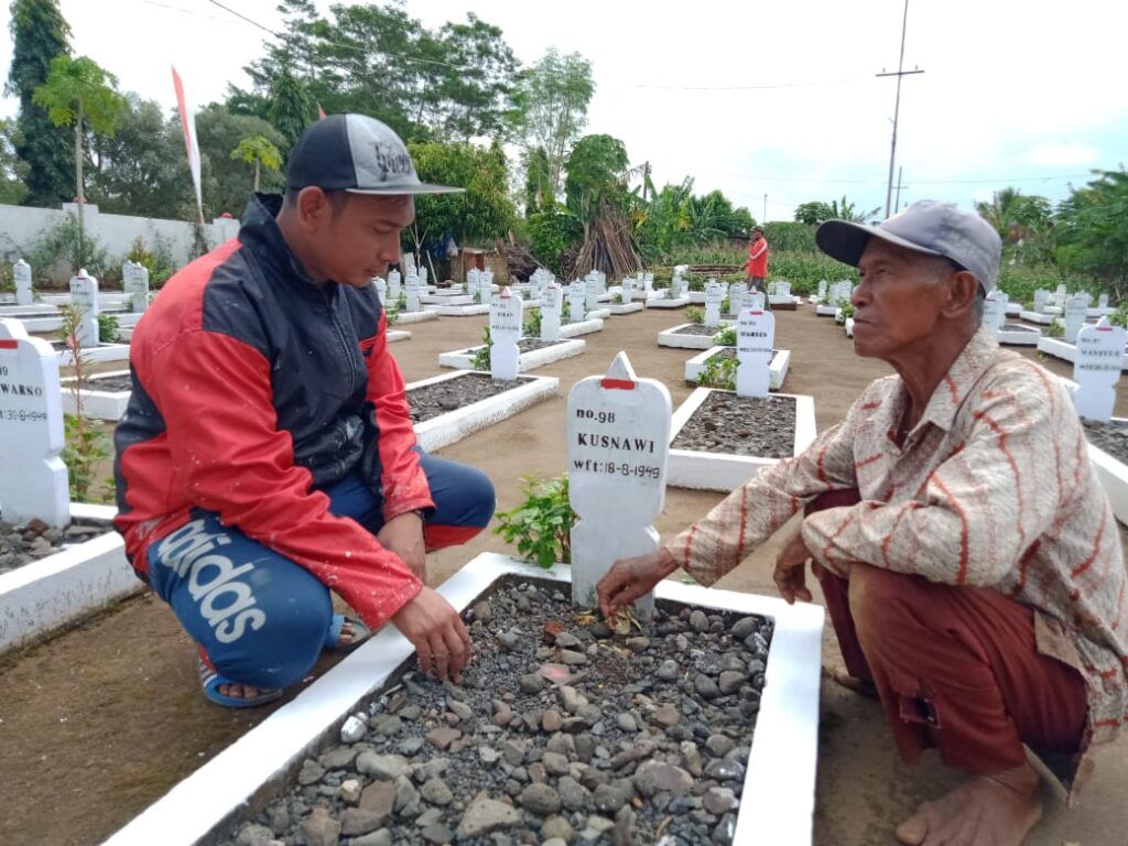 penjaga makam pahlawan