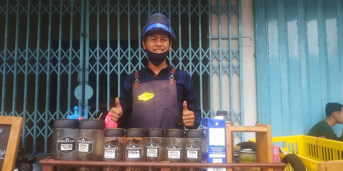 Uniknya Kopi Kaki Lima di Kota Malang, Bukti Ngopi Tak Butuh Tempat Istimewa 1 Andik Destanto, pemilik Himung Kopi, warung kopi berkonsep kaki lima di Kota Malang. (Foto: M Ulul Azmy)