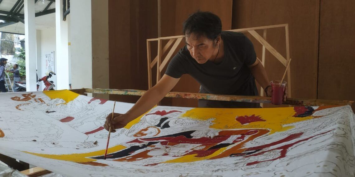Seniman Asal Malang Membuat Lukisan Sepanjang 75 Meter untuk Kado HUT RI ke-75 1 Drajat Sigit Astono tengah sibuk memberi warna sketsa batik buatannya di halaman Dewan Kesenian Malang, Jalan Majapahit, Klojen, Malang, Sabtu (15/8/2020). (Foto: Ulul Azmy)