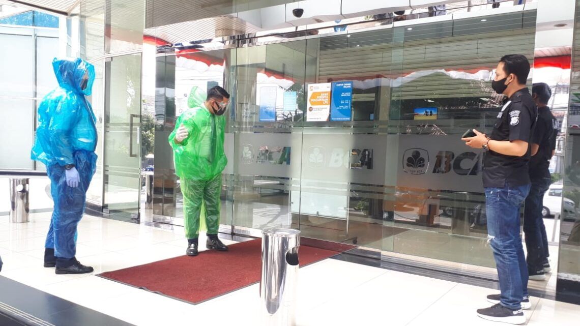 Suasana di depan lobi bank ketika pihak kepolisian Polresta Malang Kota mengamankan lokasi. (Foto: Dokumen Polresta Malang Kota)