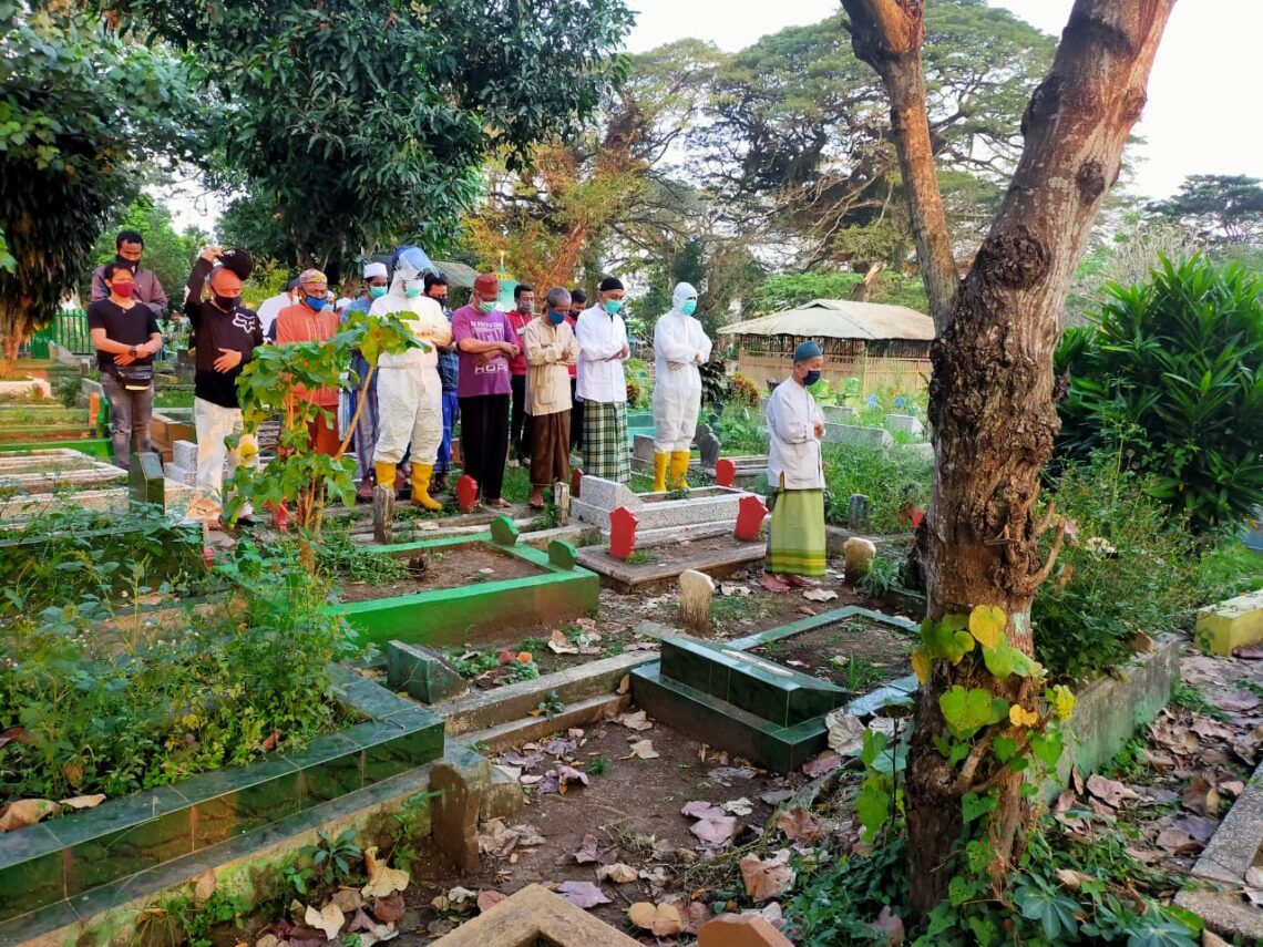 Sejumlah warga diperbolehkan turut andil dalam proses pemakanan jenazah COVID-19 di salah satu TPU Kota Malang. Bahkan juga boleh salat di dekat makam. (Foto: UPT PPU Kota Malang)