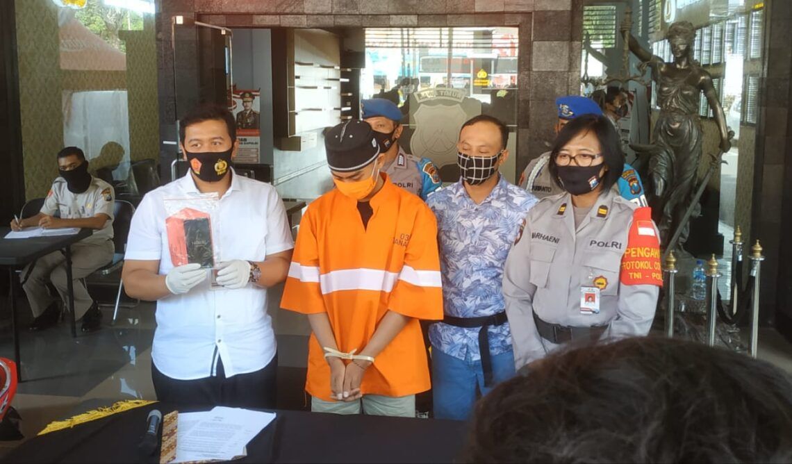 Penjaga Guest House di Malang Nekat Kuntit Ponsel Milik Tamu 1 Kasat Reskrim Polresta Malang Kota, AKP Azi Pratas Guspitu saat rilis gelar perkara menangkap pelaku penguntit hape di sebuah guest house Malang. (Foto: Ulul Azmy)