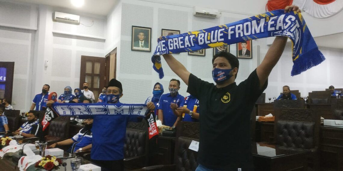 Anggota legislatif DPRD Kota Malang membentangkan syal Arema sebelum menjalani rapat sidang paripurna. (Foto: Ulul Azmy)