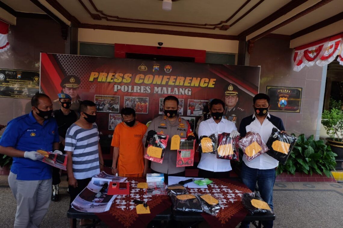 Mengaku Anggota Intel Polda Jatim, Pedagang Kunyit Peras Juragan Minyak Tawon Rp 50 Juta 1 Kapolres Malang, AKBP Hendri Umar (tengah) saat sesi konferensi pers di Mako Polres Malang, Kepanjen, Malang, Jawa TImur, Rabu (5/8/2020). (Foto: Rizal Adhi Pratama)