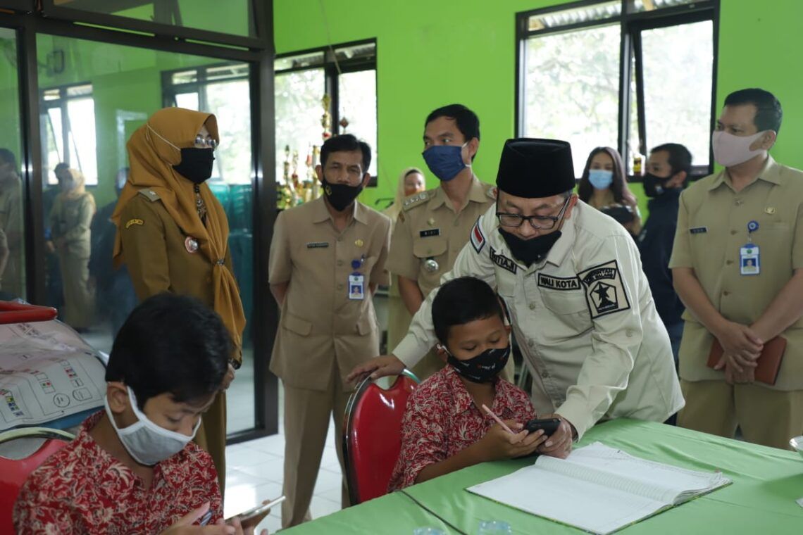 Wali Kota Malang Sutiaji saat meninjau pelaksanaan sekolah daring secara mandiri di Kelurahan Bandulan, Kota Malang. (Foto: Humas Pemkot Malang)