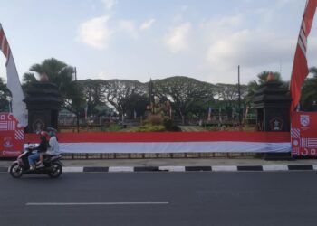 HUT RI ke-75, Tugu Malang Berselimut Bendera Merah Putih Sepanjang 366 Meter