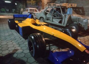 mobil F1 restorasi