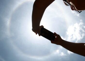 Fenomena halo matahari yang terjadi di langit jawa timur