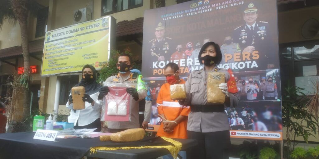 Kapolresta Malang Kota Kombes Pol Leonardus Simarmata bersama Kasat Resnarkoba AKP Anria Rosa Piliang gelar perkara narkoba ganja sabu