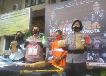 Kapolresta Malang Kota Kombes Pol Leonardus Simarmata bersama Kasat Resnarkoba AKP Anria Rosa Piliang gelar perkara narkoba ganja sabu