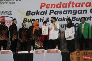 Ketua KPU Kabupaten Kediri Terima Berkas Dhito-Dewi