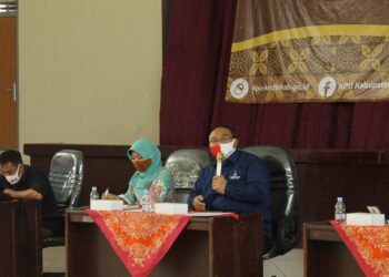 Komisioner Divisi Perencanaan, Data dan Informasi, Eka Wisnu Wardhana (tengah) saat memaparkan DPS Kabupaten Kediri.