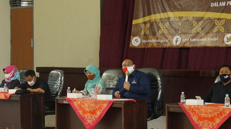 Komisioner Divisi Perencanaan, Data dan Informasi, Eka Wisnu Wardhana (tengah) saat memaparkan DPS Kabupaten Kediri.