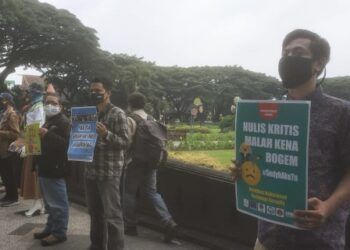 Solidaritas Jurnalis di Malang Kecam Tindakan Represif Aparat Lewat Aksi Diam