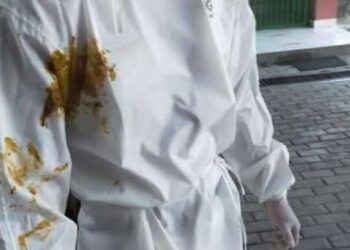 APD petugas kesehatan (nakes) di Surabaya yang dilempari kotoran oleh keluarga pasien corona istri pasien covid-19