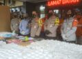 Polisi menggeber barang bukti sitaan usai tangkap sindikat narkoba di Malang
