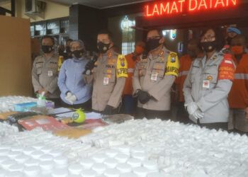 Polisi menggeber barang bukti sitaan usai tangkap sindikat narkoba di Malang