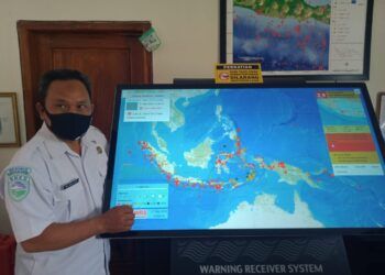 Kepala BMKG Stasiun Geofisika Malang saat menunjukkan alat WRS di Kantor BMKG Malang. (Istimewa)