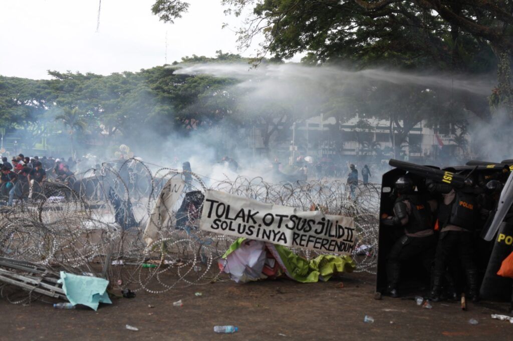 mahasiswa dan buruh demonstrasi di depan gedung DPRD Kota Malang