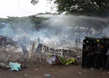 Polisi Tangkap 80 Demonstran Aksi Tolak Omnibus Law di Malang 7 mahasiswa dan buruh demonstrasi di depan gedung DPRD Kota Malang