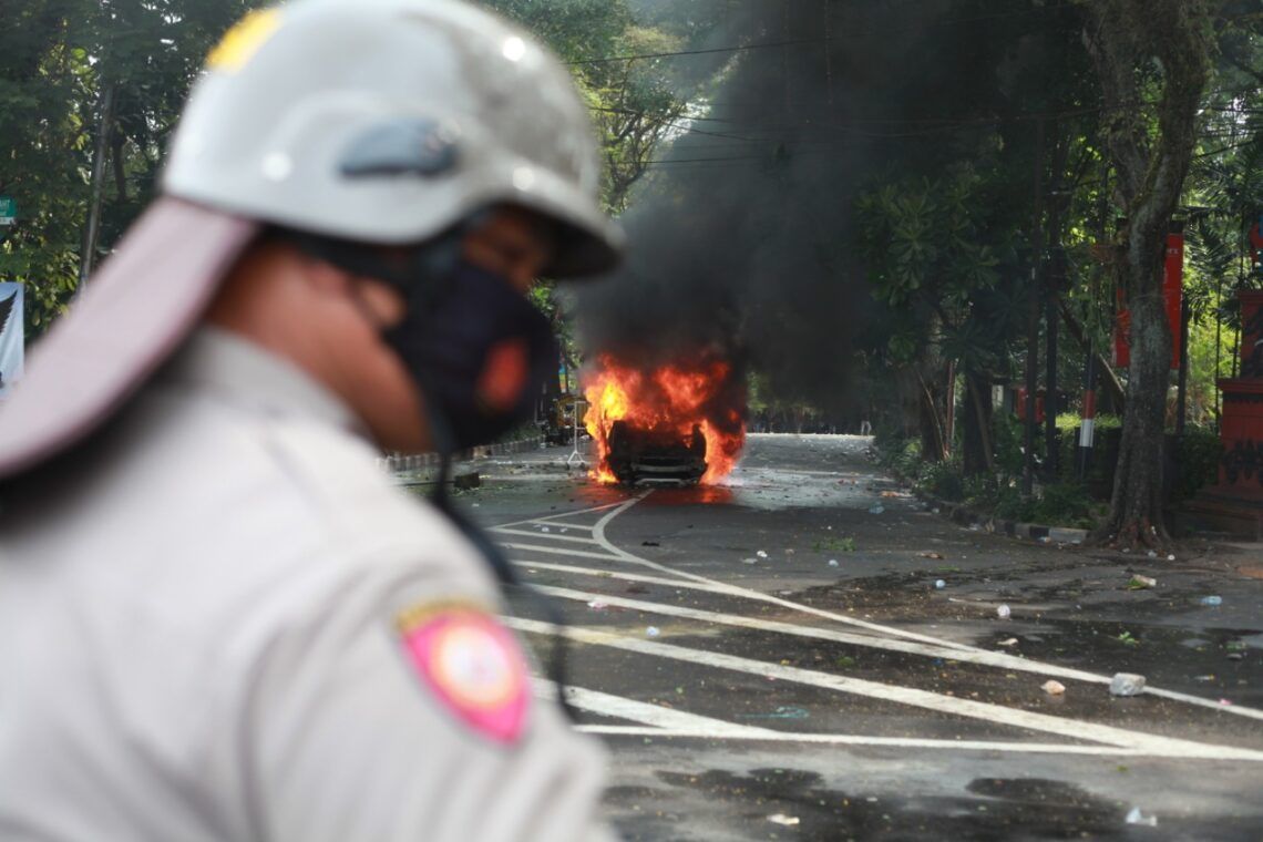 AJI Surabaya Kecam Intimidasi Aparat ke Jurnalis saat Liput Demo Tolak Omnibus Law 1 demonstrasi mobil terbakar aji surabaya kecam intimidasi jurnalis