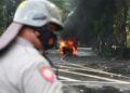 demonstrasi mobil terbakar aji surabaya kecam intimidasi jurnalis