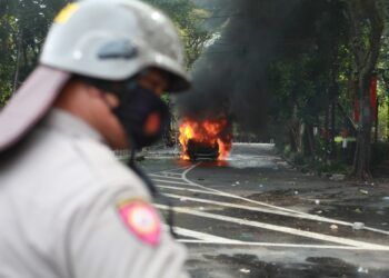 demonstrasi mobil terbakar aji surabaya kecam intimidasi jurnalis