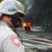 AJI Surabaya Kecam Intimidasi Aparat ke Jurnalis saat Liput Demo Tolak Omnibus Law 8 demonstrasi mobil terbakar aji surabaya kecam intimidasi jurnalis