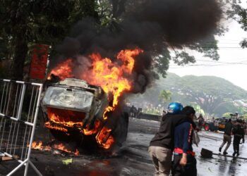 Demo di Malang Membara: Mobil Patwal Dibakar, Bus Polisi Hancur Lebur 8 demo rusuh Demonstrasi membakar mobil polisi di malang
