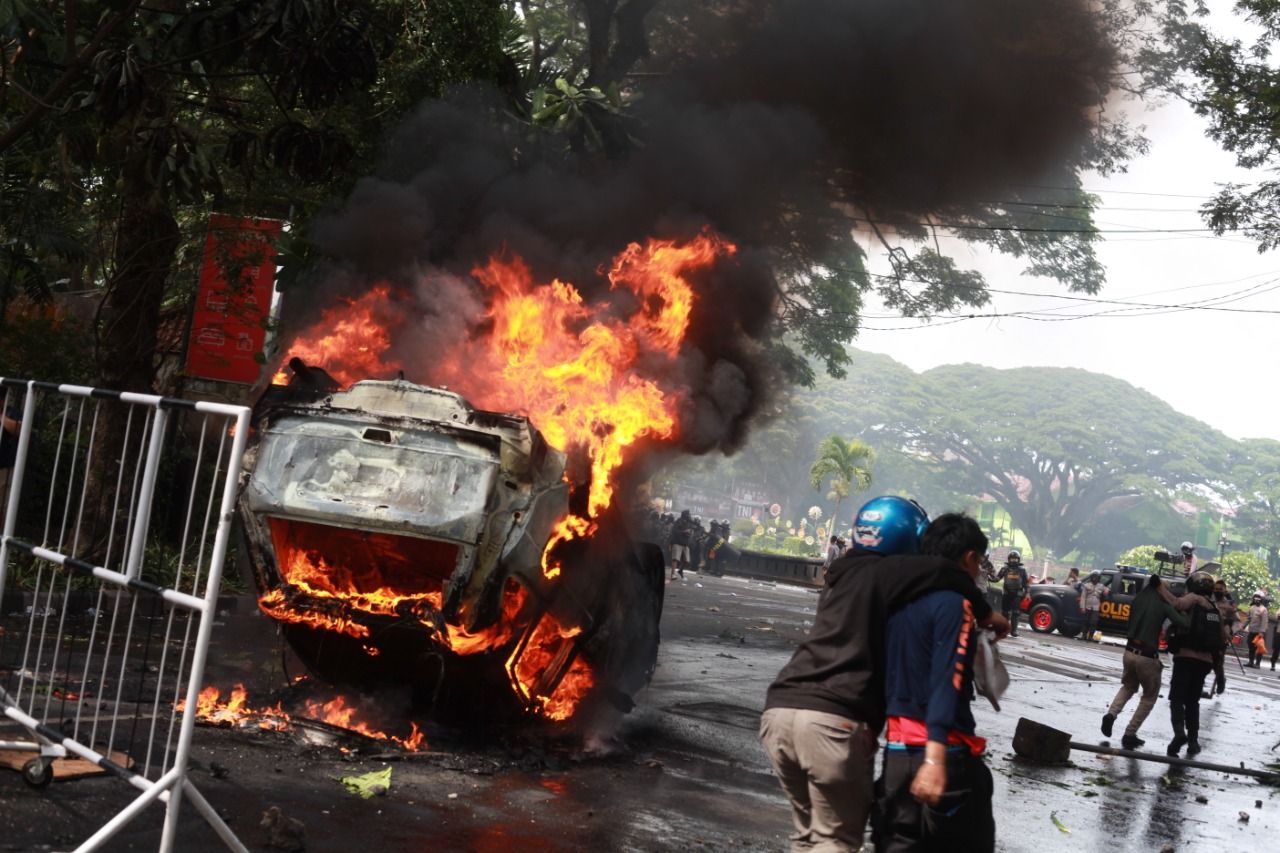 demo rusuh Demonstrasi membakar mobil polisi di malang