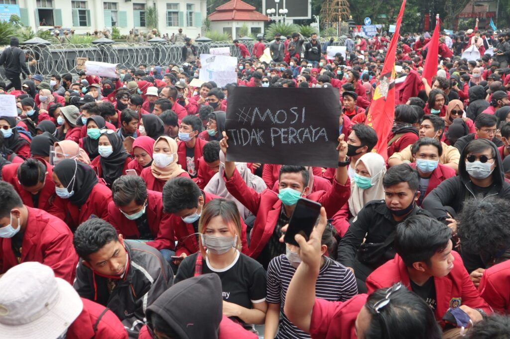 demonstran dalam demo di malang aliansi malang melawan