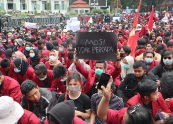Fakta-Fakta Demo di Malang Tolak Omnibus Law yang Berakhir Rusuh 6 demonstran dalam demo di malang aliansi malang melawan