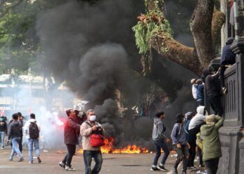 Foto: Unjuk Rasa Tolak Omnibus Law di Malang Ricuh, Gedung Dewan Dirusak 9 unjuk rasa omnibus law UU cipta kerja di Malang berakhir ricuh. kaleidoskop 2020, kilas balik peristiwa