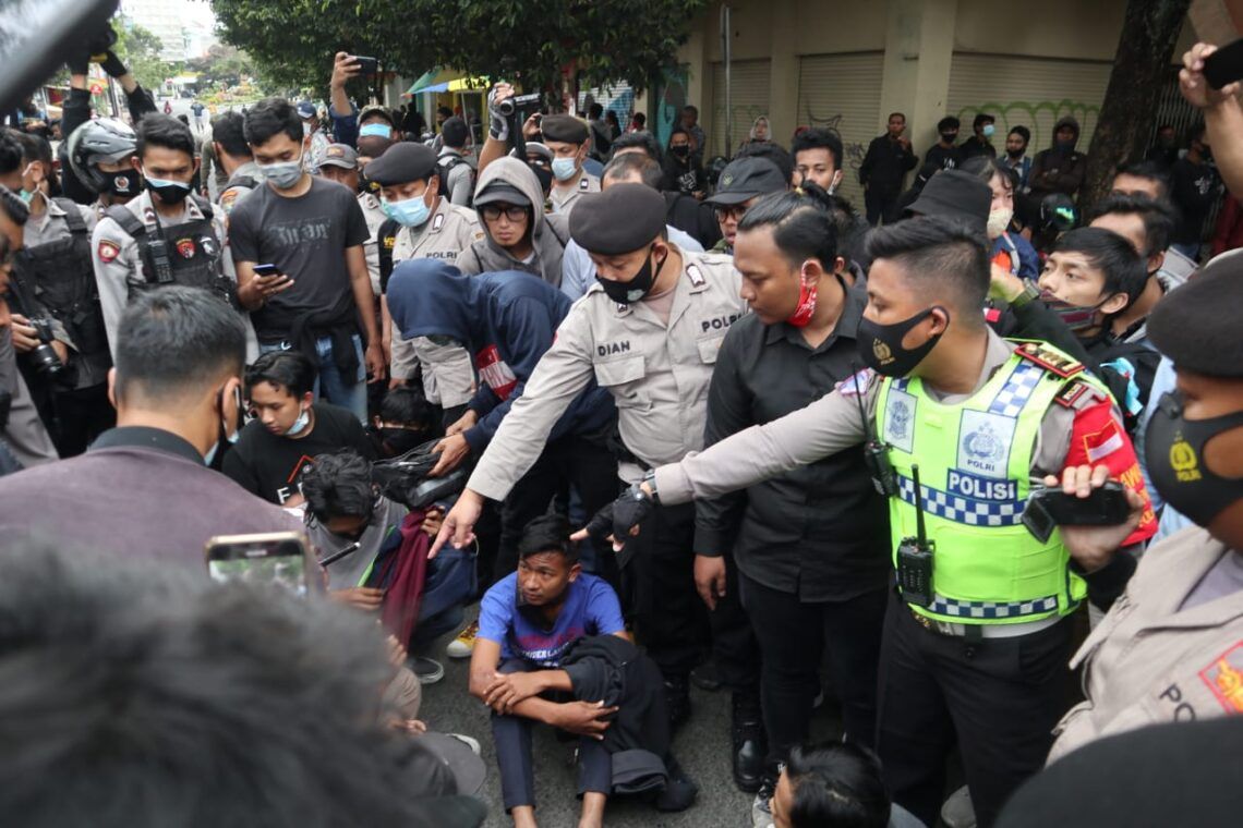 15 Pelajar Diamankan Saat Demo Tolak Omnibus Law Jilid 2 di Malang 1 15 Pelajar Diamankan di Tengah Aksi Tolak Omnibus Law Jilid 2 di Malang