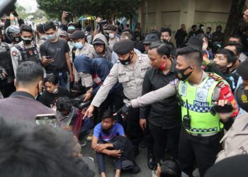 15 Pelajar Diamankan di Tengah Aksi Tolak Omnibus Law Jilid 2 di Malang