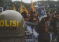 Poster Pinokio Jokowi atau Jokowi berhidung mancung dibawa demonstran tolak Omnibus Law(Foto: AZM)