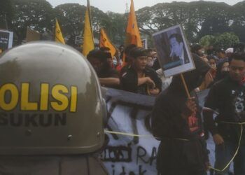 Poster Pinokio Jokowi atau Jokowi berhidung mancung dibawa demonstran tolak Omnibus Law(Foto: AZM)