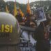 Poster 'Pinokio' Jokowi Sempat Bikin Ricuh Demo Tolak Omnibus Law Jilid 3 di Malang 10 Poster Pinokio Jokowi atau Jokowi berhidung mancung dibawa demonstran tolak Omnibus Law(Foto: AZM)