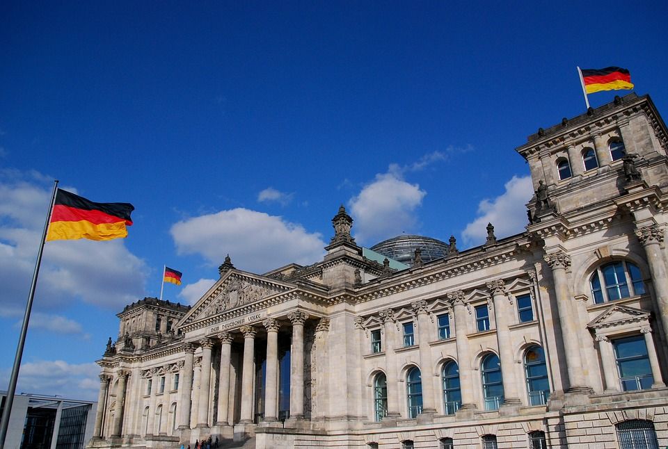 bendera negara jerman dan gedung pindah kewarganegaraan