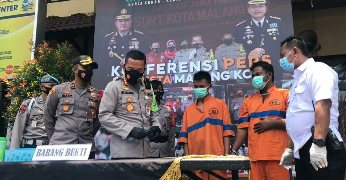 Polresta Malang Kota Ringkus Komplotan Curanmor Asal Pasuruan 1 Kapolresta Malang Kota, Kombes Pol Leonardus Simarmata saat rilia gelar perkara usai mengamankan duo komplotan ranmor asal Pasuruan di Kota Malang curanmor