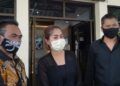 Korban masker bodong asal Bali, IGA Lia Maheswari ditemani kuasa hukumnya di Polres Batu. (Foto: Humas Polres Batu)