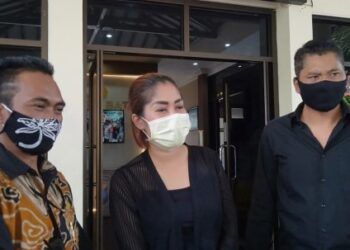 Korban masker bodong asal Bali, IGA Lia Maheswari ditemani kuasa hukumnya di Polres Batu. (Foto: Humas Polres Batu)
