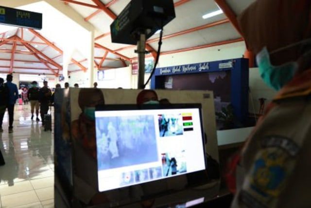 Pemeriksaan suhu tubuh di bandara Malang, Abd Saleh. (Foto: BEN) lonjakan penumpang