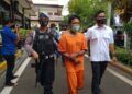 Petugas Polres Malang saat merilis kasus pembunuhan kakek di Malang, Juwarto