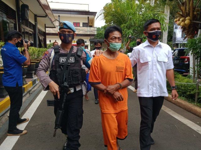 Petugas Polres Malang saat merilis kasus pembunuhan kakek di Malang, Juwarto